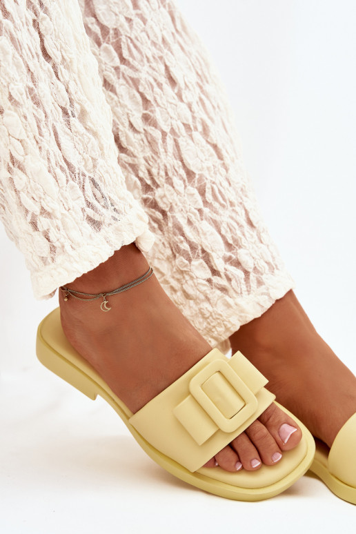 Pantoufles pour femmes avec des talons larges avec boucles couleur jaune Melivra