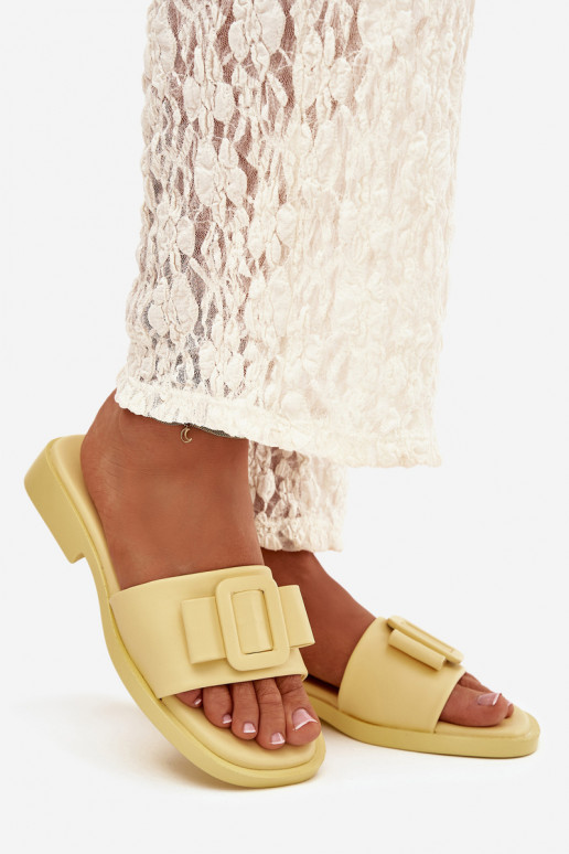 Pantoufles pour femmes avec des talons larges avec boucles couleur jaune Melivra