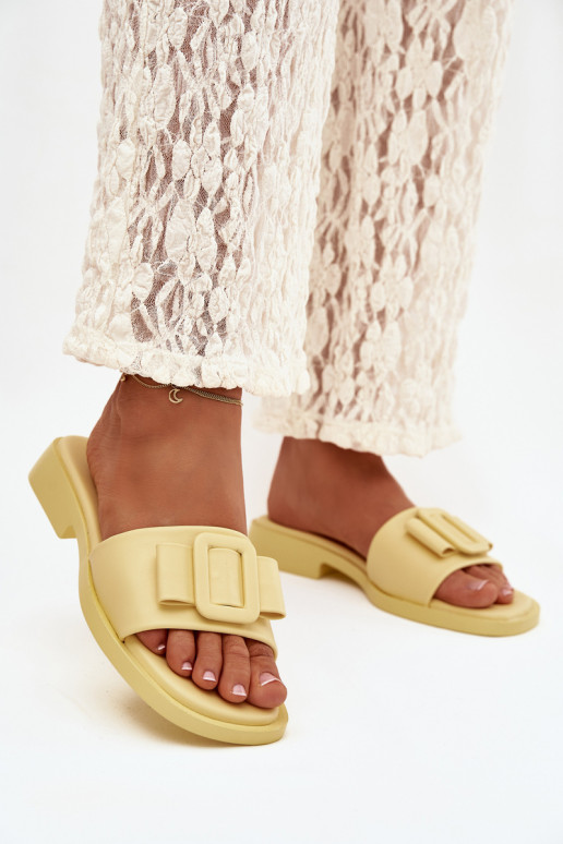 Pantoufles pour femmes avec des talons larges avec boucles couleur jaune Melivra