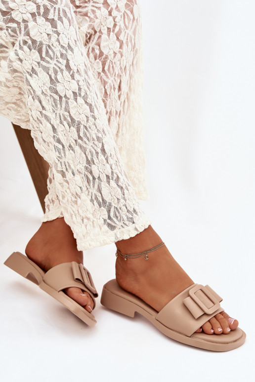 Pantoufles pour femmes avec des talons larges avec boucles beige Melivra
