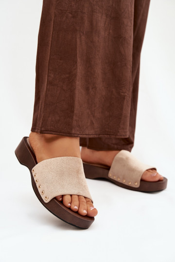 Dames slippers met gouden studs in zandkleur Ferinna 2