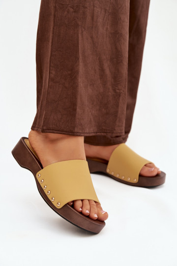 Pantoufles pour femmes avec des rivets couleur jaune Terissa 2