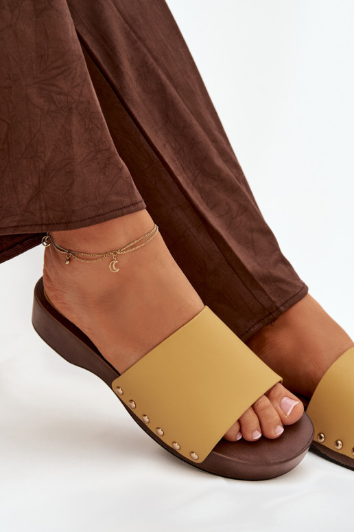 Pantoufles pour femmes avec des rivets couleur jaune Terissa