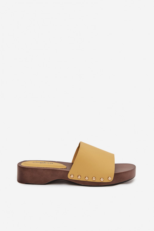 Pantoufles pour femmes avec des rivets couleur jaune Terissa