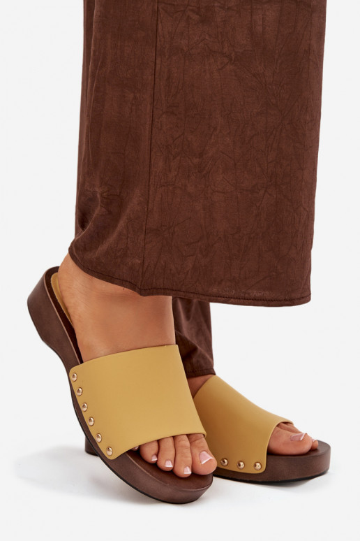 Pantoufles pour femmes avec des rivets couleur jaune Terissa