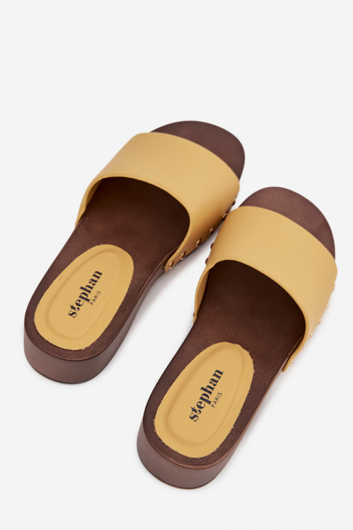 Damespantoffels met klinknagels geel Terissa