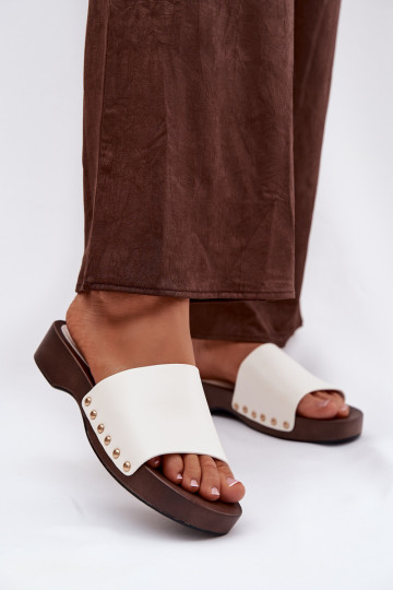 Chaussons pour femmes avec des clous dorés de couleur blanche Terissa