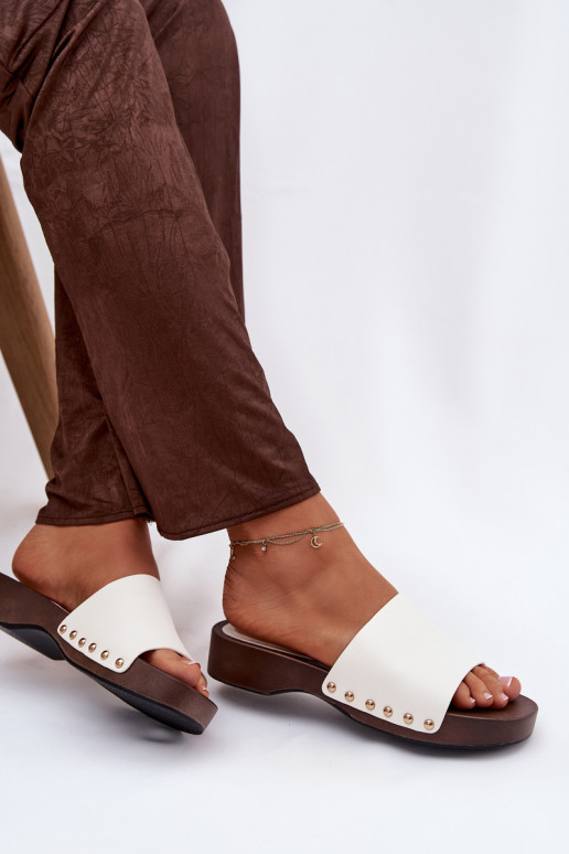 Pantoufles pour femmes avec des rivets couleur blanche Terissa