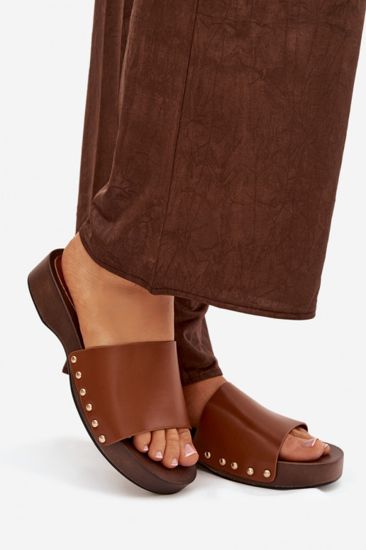 Damespantoffels met klinknagels bruine kleur Terissa