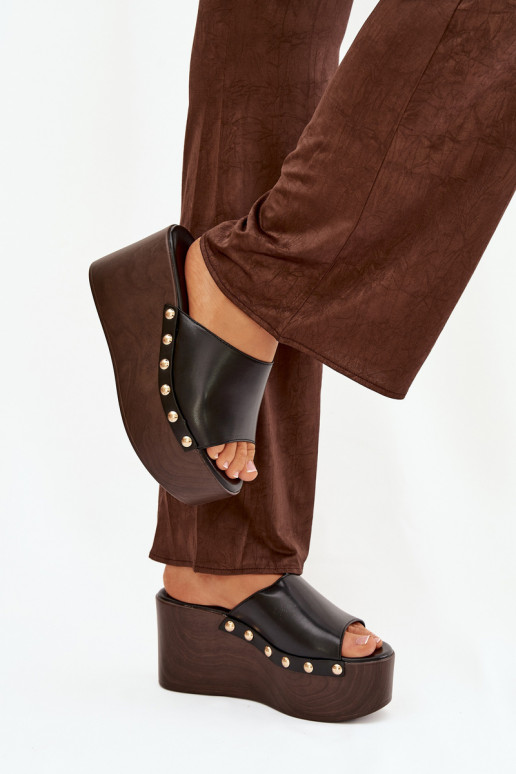 Pantoufles pour femmes Sur un coin avec des rivets couleur noire Il fautreline