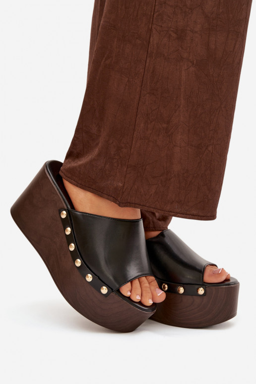 Pantoufles pour femmes Sur un coin avec des rivets couleur noire Il fautreline