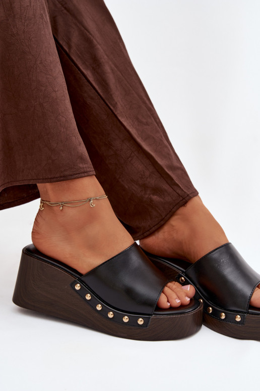 Pantoufles pour femmes Sur un coin Ze couleur doréemi Goujons couleur noire Arionne