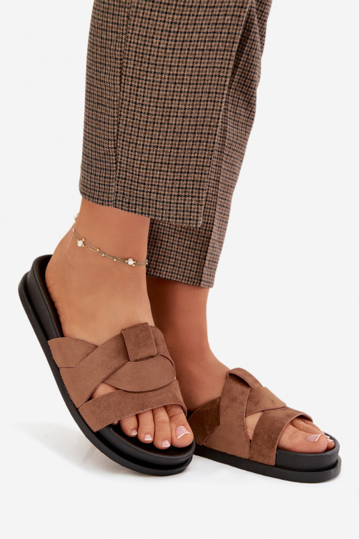 Pantoufles pour femmes en daim écologiqueoÀe avec des bandes marron Il fautrivessa