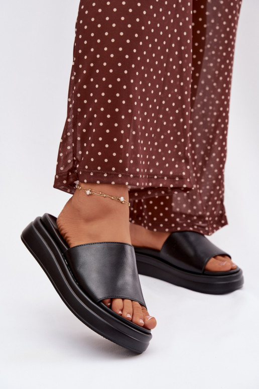 Damenhausschuhe mit einer Plattform schZuarze Farbe Tanelisse