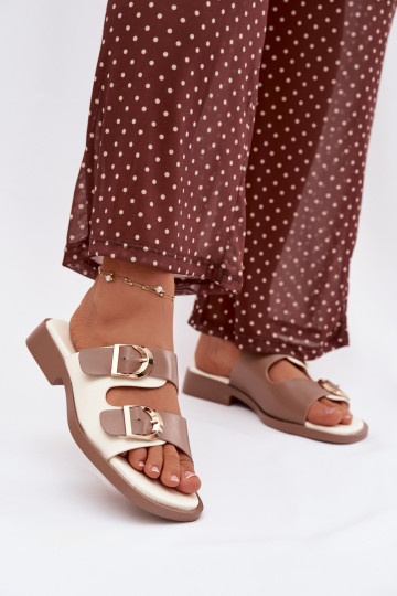 Damen-Pantoletten in Goldfarbe mit sandfarbenen Schnallen 2