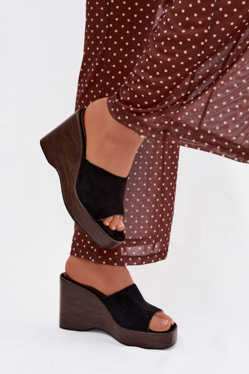 Pantoufles pour femmes Sur un coin couleur noire Ravelia