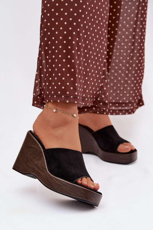 Pantoufles pour femmes Sur un coin couleur noire Ravelia