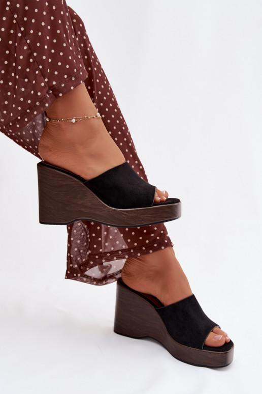 Pantoufles pour femmes Sur un coin couleur noire Ravelia