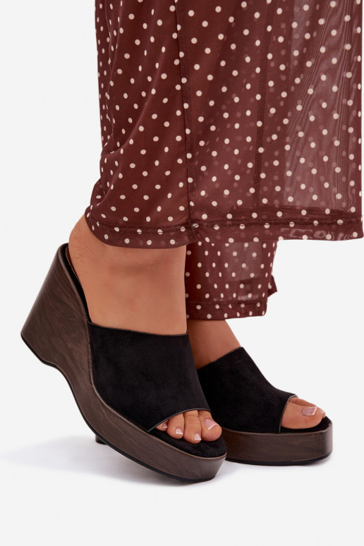 Pantoufles pour femmes Sur un coin couleur noire Ravelia