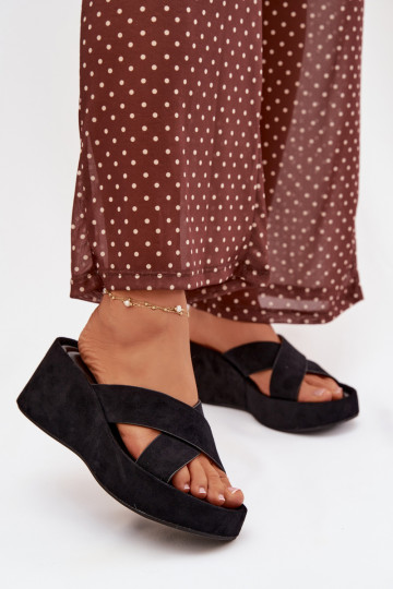 Pantoufles pour femmes Sur un coinen daim écologiqueu couleur noire Calorine 2