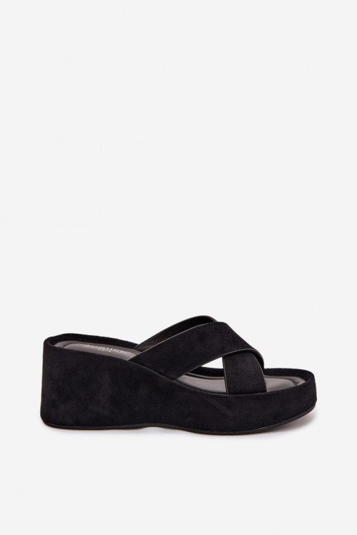 Pantoufles pour femmes Sur un coinen daim écologiqueu couleur noire Calorine