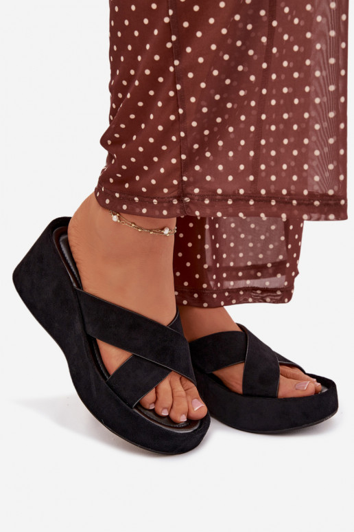 Pantoufles pour femmes Sur un coinen daim écologiqueu couleur noire Calorine