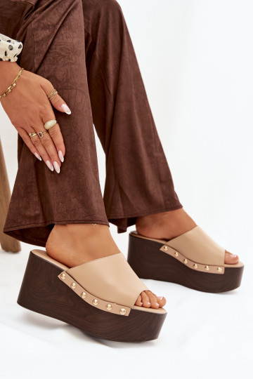 Pantoufles pour femmes Sur un coin avec des rivets beige Il fautreline