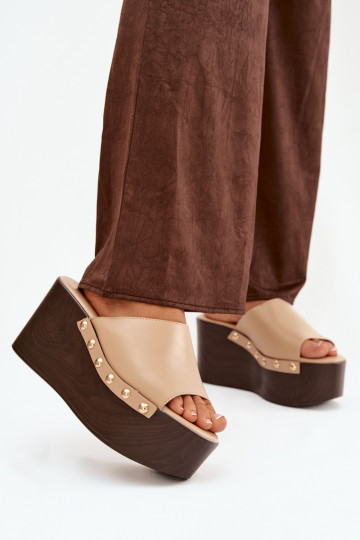 Pantoufles pour femmes Sur un coin avec des rivets beige Il fautreline 2