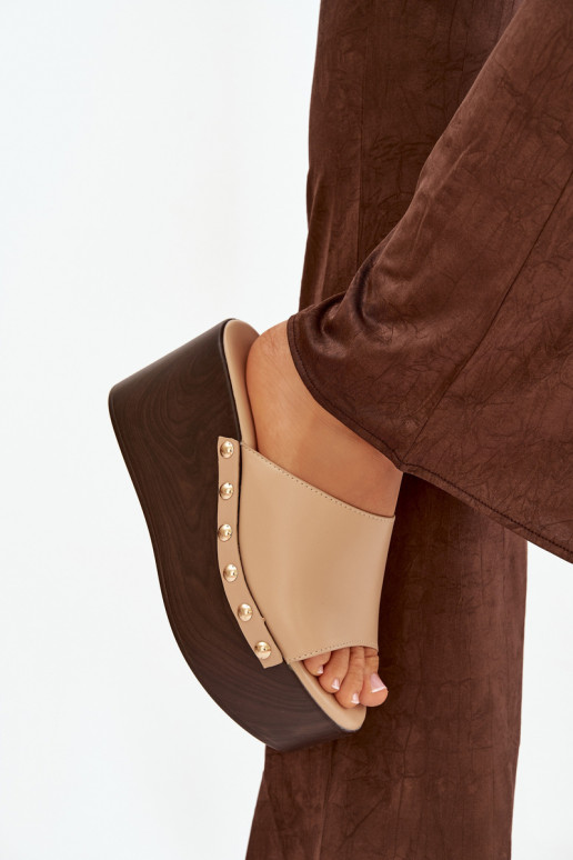 Pantoufles pour femmes Sur un coin avec des rivets beige Il fautreline