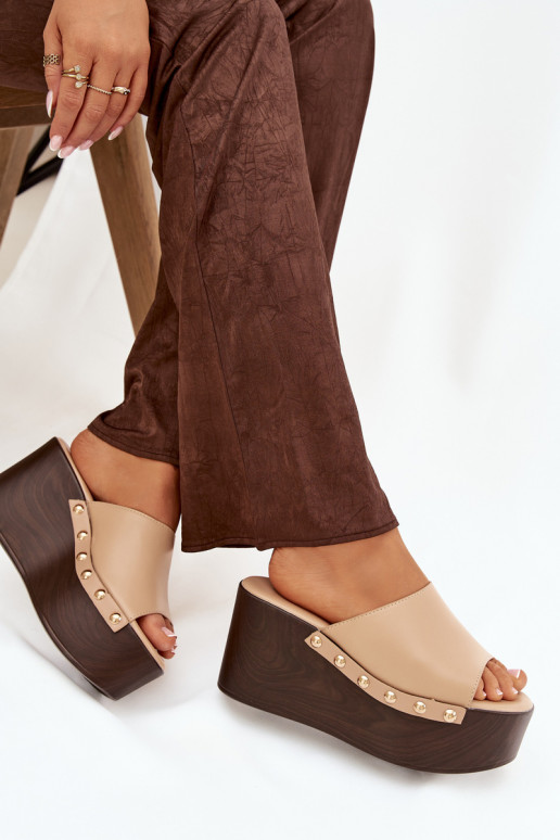 Pantoufles pour femmes Sur un coin avec des rivets beige Il fautreline