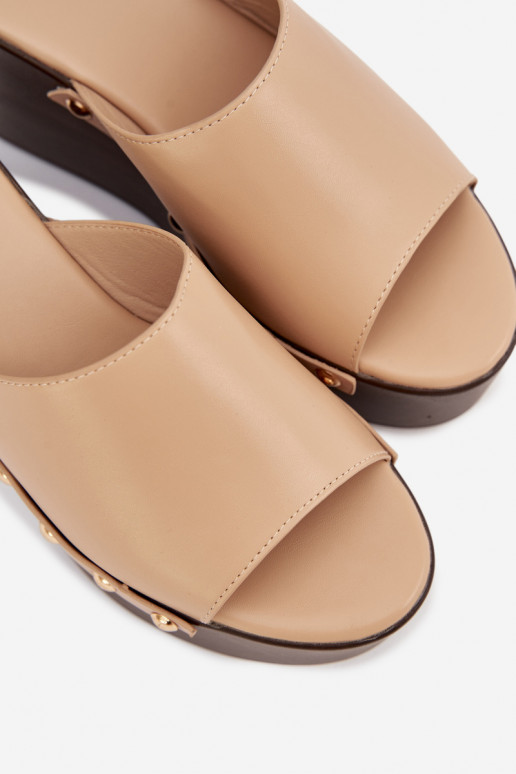 Pantoufles pour femmes Sur un coin avec des rivets beige Il fautreline