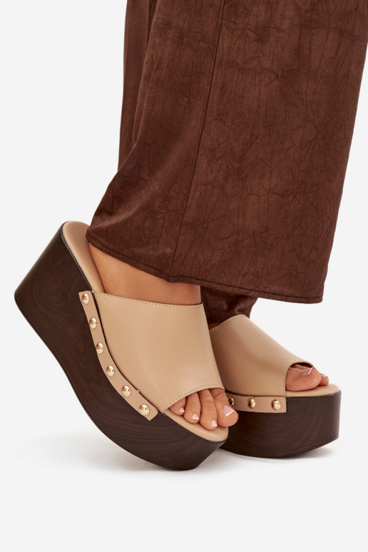 Damenhausschuhe Auf einem Keil mit Nieten Beige Es mussreline