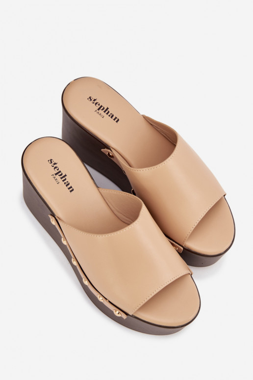 Damenhausschuhe Auf einem Keil mit Nieten Beige Es mussreline