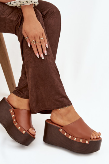 Tai turireline dames pantoffels op platform met studs in bruin