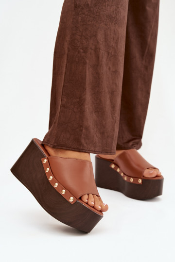 Pantoufles pour femmes Sur un coin avec des rivets marron Il fautreline 2