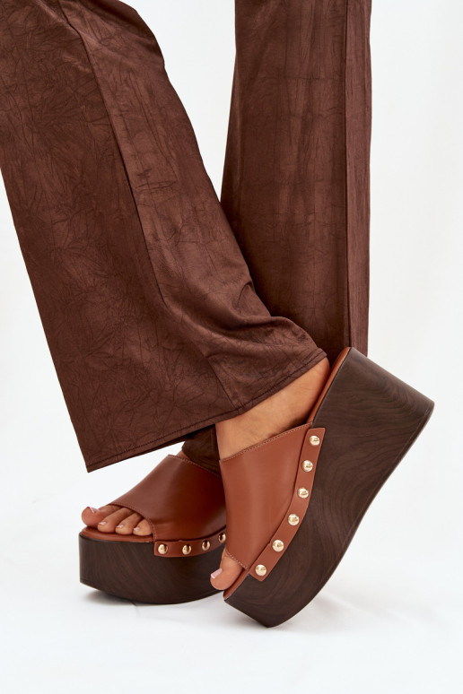 Pantoufles pour femmes Sur un coin avec des rivets marron Il fautreline