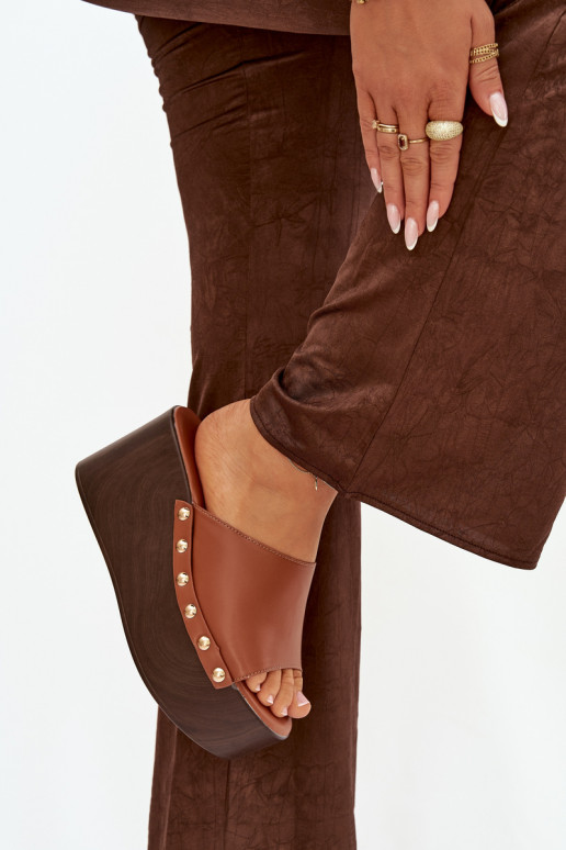 Pantoufles pour femmes Sur un coin avec des rivets marron Il fautreline