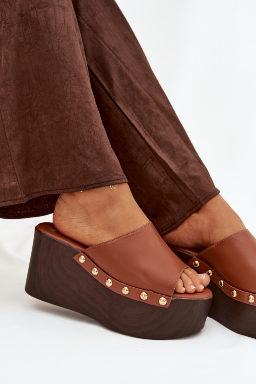 Pantoufles pour femmes Sur un coin avec des rivets marron Il fautreline