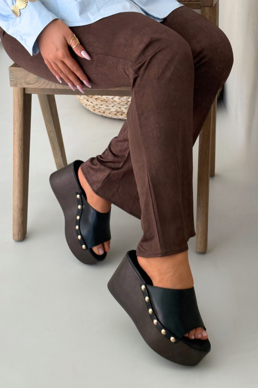 Chaussons pour femmes à plateforme avec clous de couleur noire Taireline