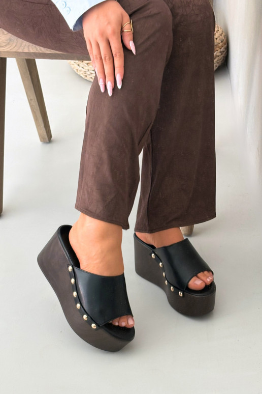 Dames slippers op platform met studs in zwarte kleur Taireline
