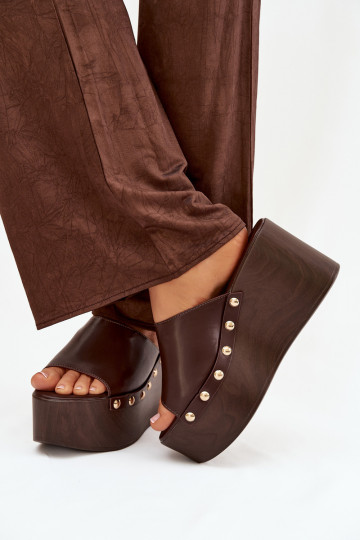 Dames slippers op platform met studs in chocolade kleur Taireline 2