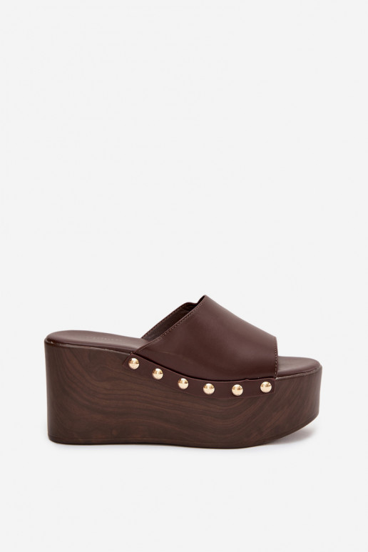 Dames slippers op platform met studs in chocolade kleur Taireline