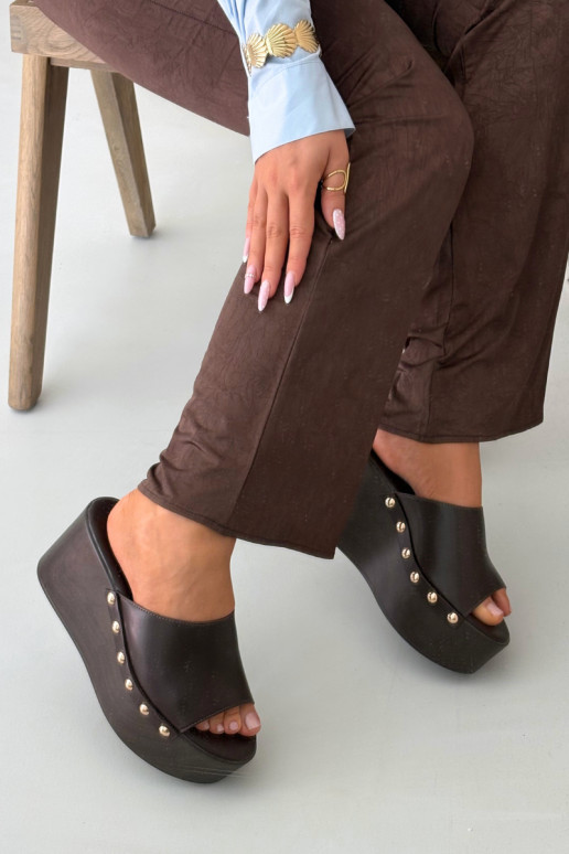 Chaussons pour femmes à plateforme avec clous de couleur chocolat Taireline