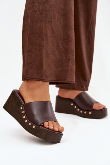 Dames slippers op platform met gouden studs in chocolade kleur Arionne 2