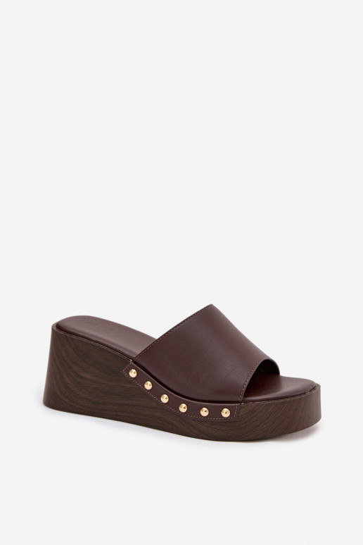 Dames slippers op platform met gouden studs in chocolade kleur Arionne