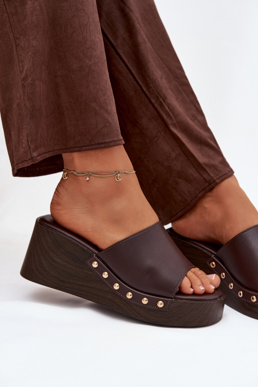 Dames slippers op platform met gouden studs in chocolade kleur Arionne