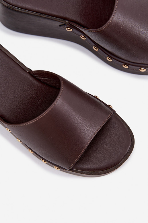Dames slippers op platform met gouden studs in chocolade kleur Arionne