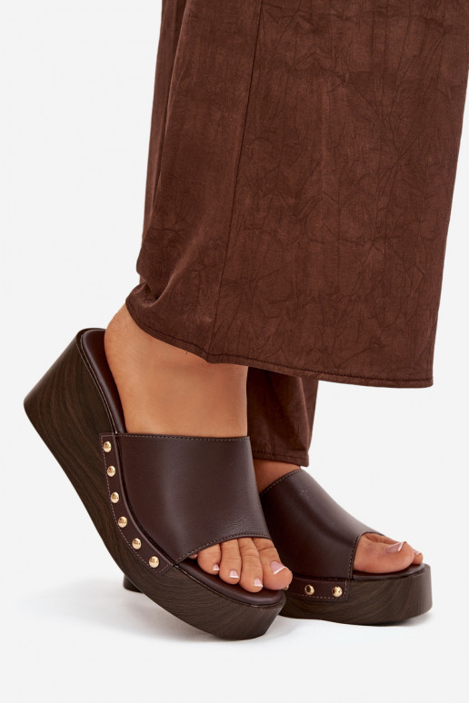 Dames slippers op platform met gouden studs in chocolade kleur Arionne