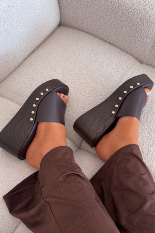Dames slippers op platform met gouden studs in chocolade kleur Arionne