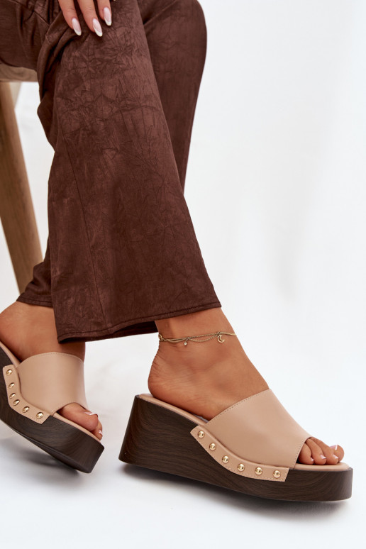 Chaussons pour femmes à plateforme avec des clous dorés de couleur sable Arionne